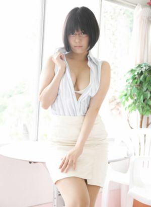被闺蜜扒了内裤光着屁股打
